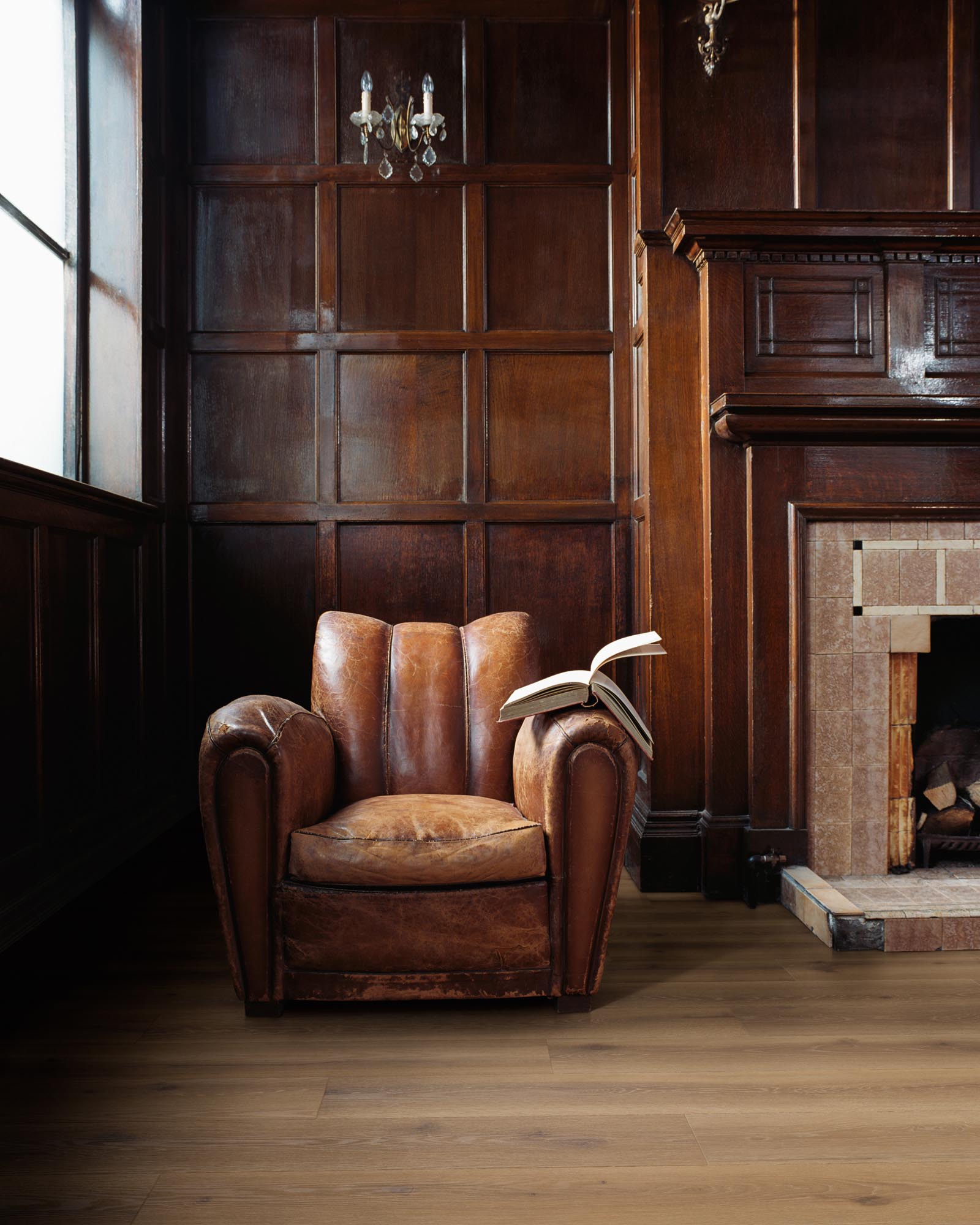 Warm, rustic Wild Oak Plank LVT suitable for underfloor heating and high-traffic spaces.